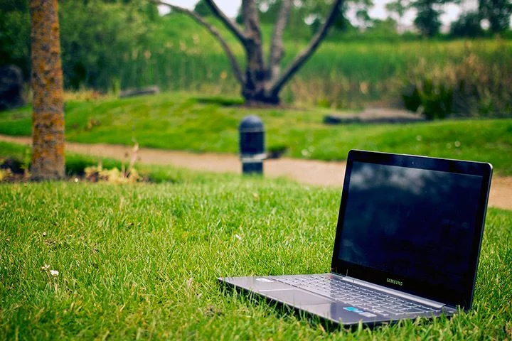 laptop pe iarba