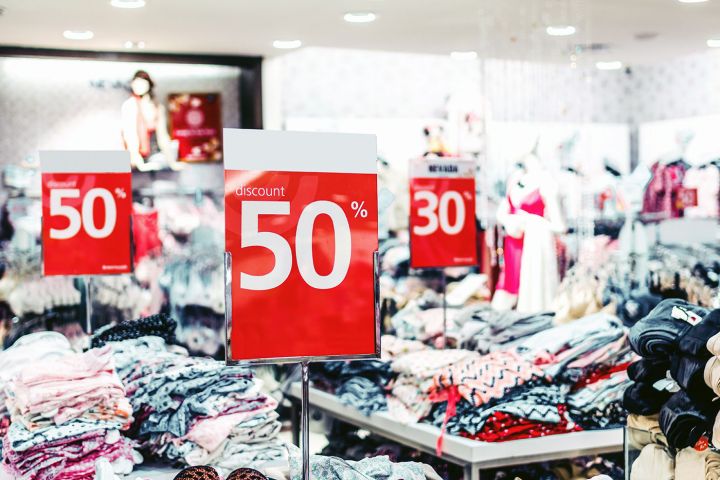 Reduceri reale: magazinele vor afișa prețul cel mai mic din ultimele 30 de zile