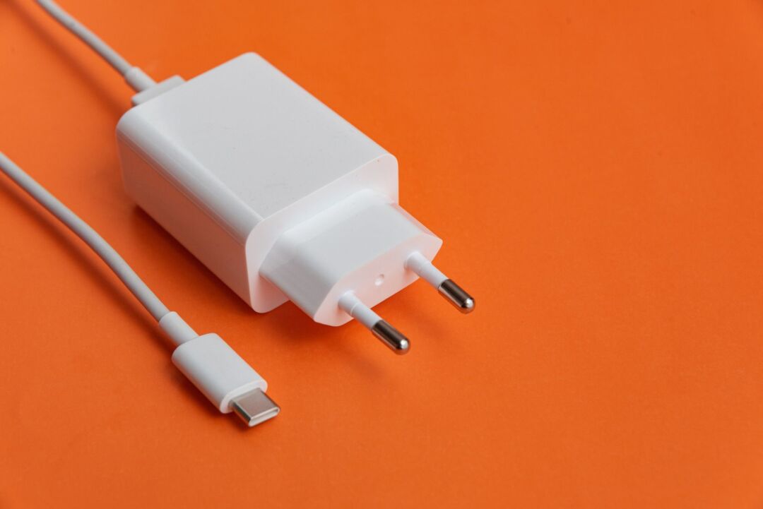 UE impune încărcarea laptopurilor prin USB-C: ce se schimbă din 2026 și cum te afectează