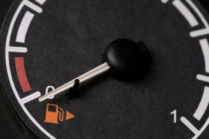 Sfaturi de condus pentru a economisi carburant și a reduce emisiile