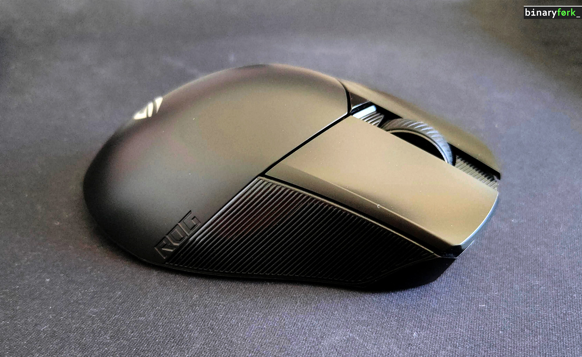 asus rog gladius III aimpoint right side view