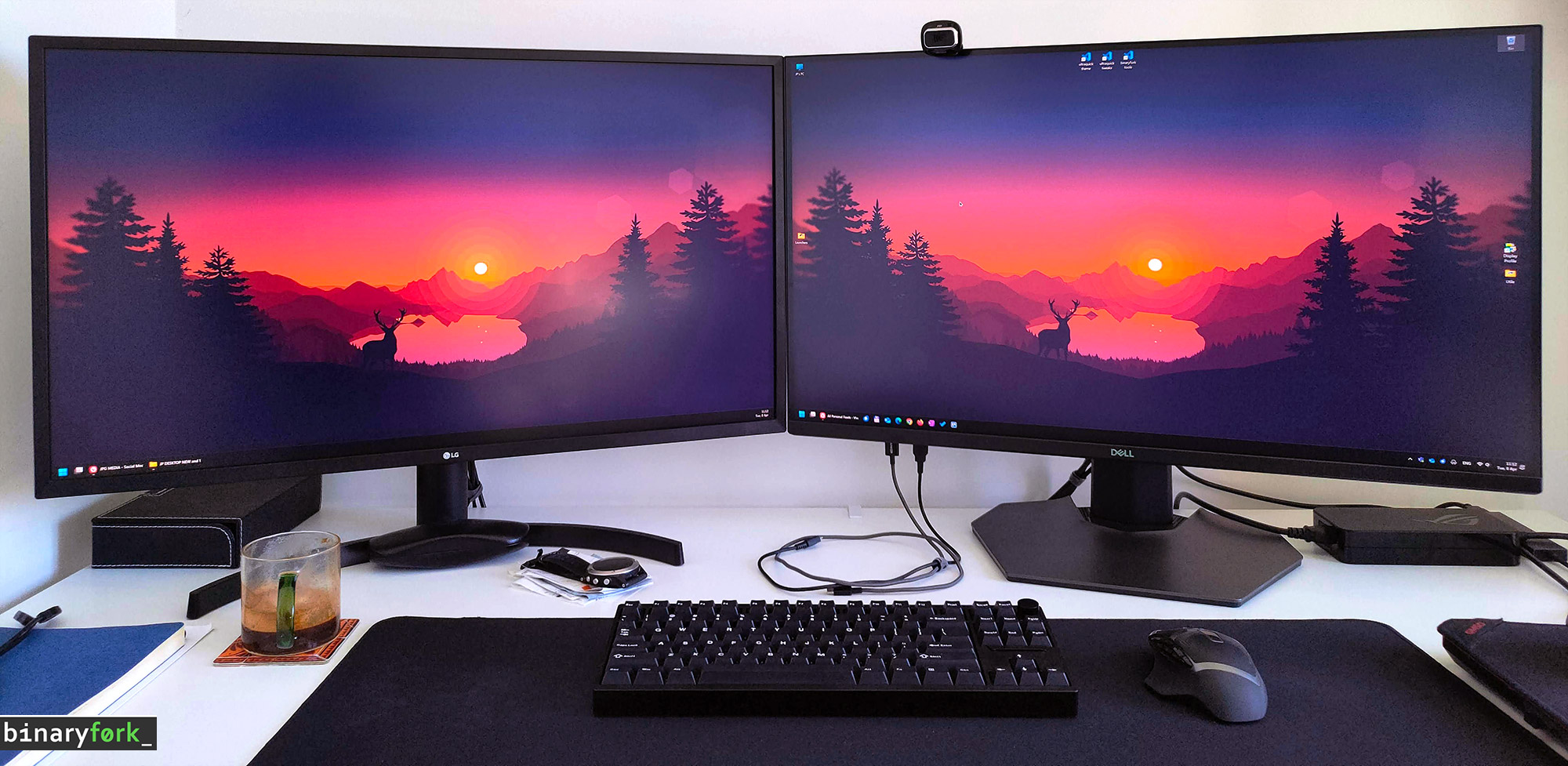 dell g3223q next to 31.5 inch LG 4K display