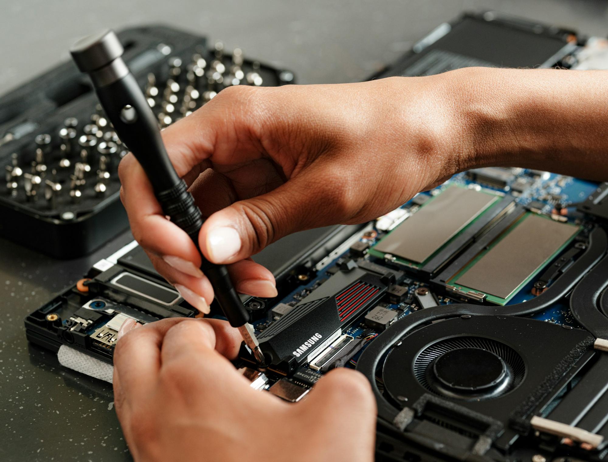 Ghidul complet privind „dreptul la reparație”: ce înseamnă acesta pentru consumatori și pentru posesorii de gadgeturi